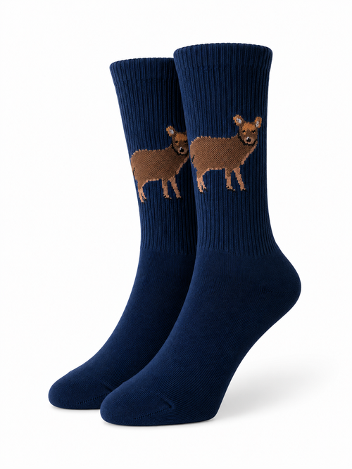 Render provisional de un par de calcetines azul marino con diseño de pudú, Jardinero del Bosque de ANDAR AUSTRAL