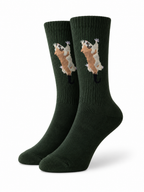 Render provisional de un par de calcetines verde oscuro, diseño Sembrador del Bosque de ANDAR AUSTRAL